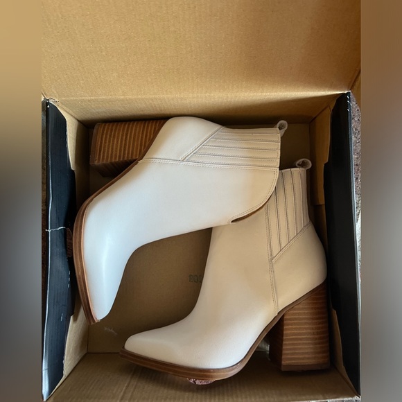 Ommie Pointed Toe Bootie (Women) Marc Fisher LTD 5 - Picture 3 of 8